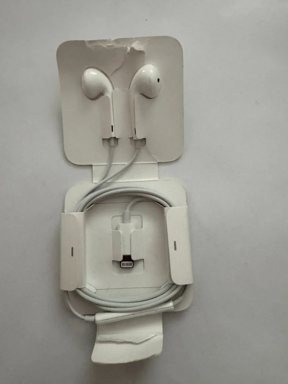 Open Box / New Apple EarPods Lightning Connector Wired Earbuds White iPhone